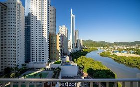 Apto 2Q 150m da praia em Balneário Camboiú ESD143